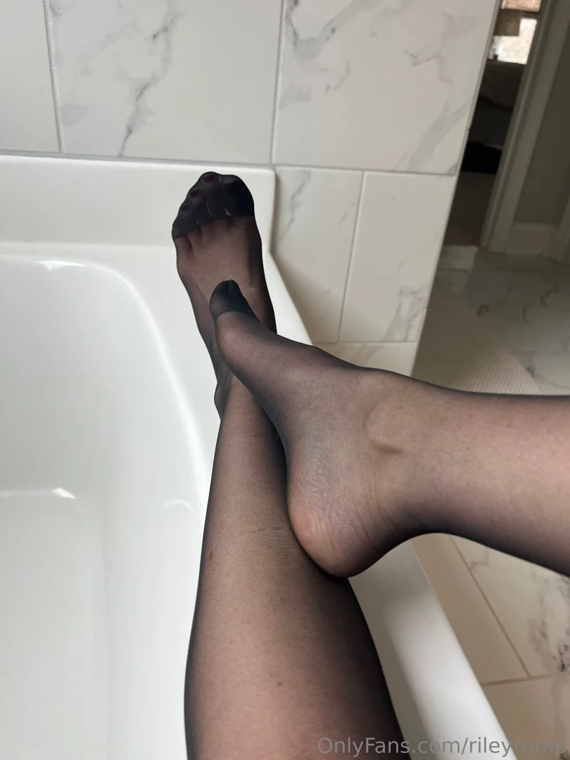 Heels and hose just screams sexy over 1 min video available showing part 8 