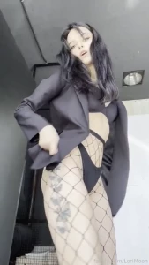 I look down on you i m so tall lean and statuesque the kind of woman