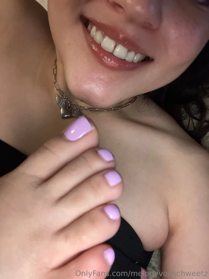 Pretty smile pretty toes 
