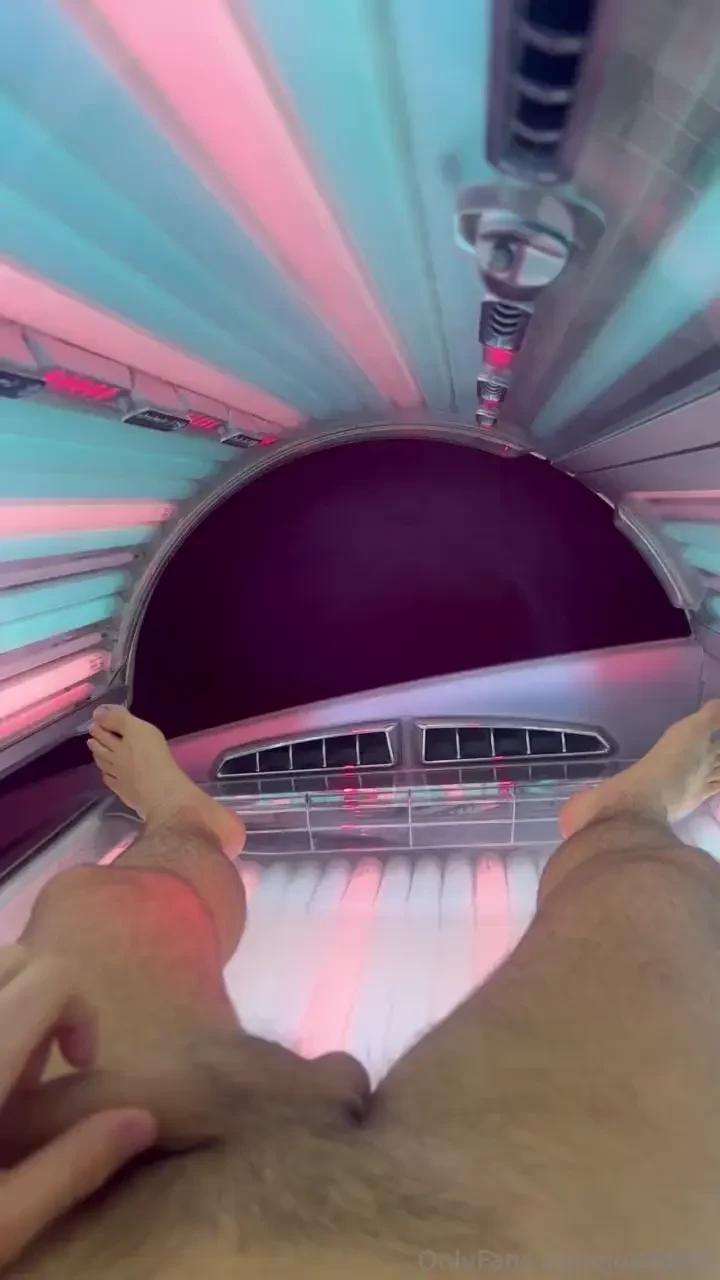 I love playing with my dick on the sunbed 