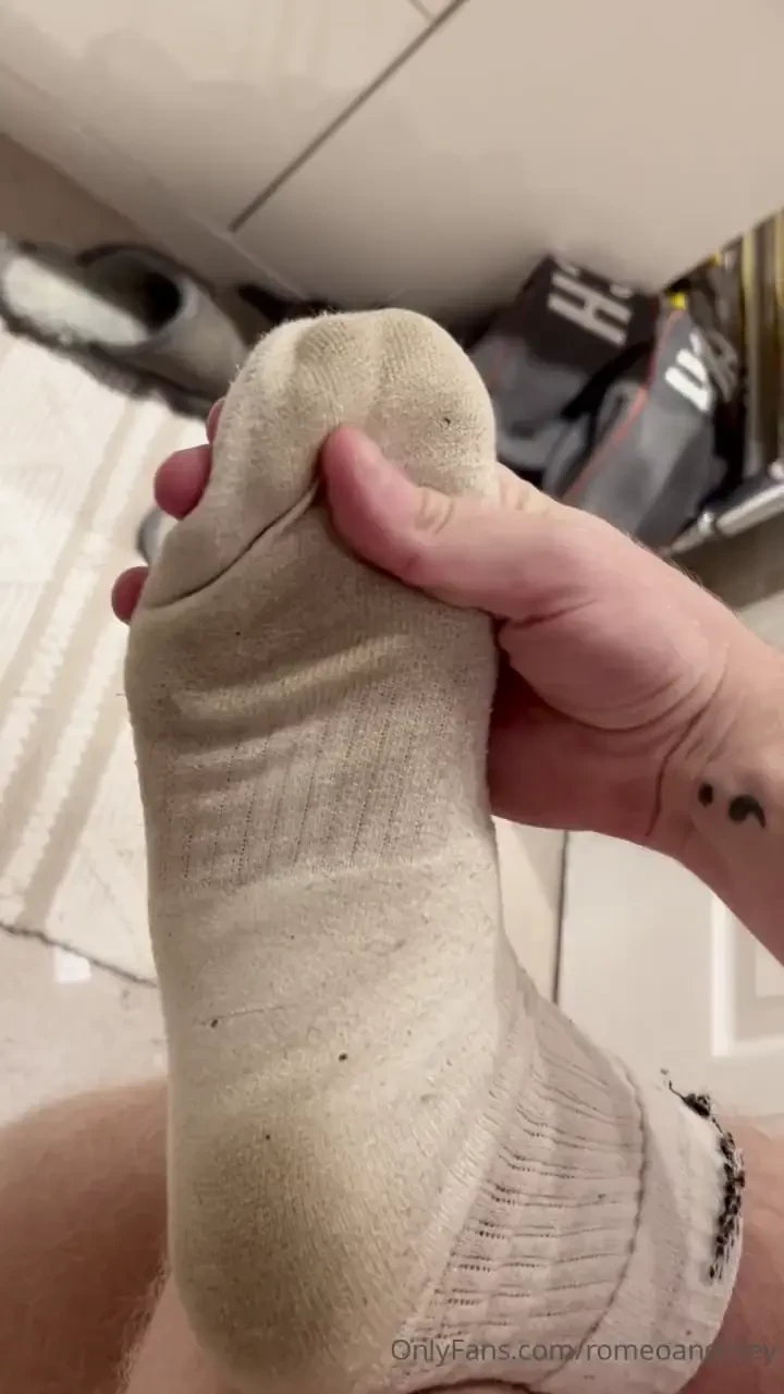 Came home after football was so sweaty need someone to worship these 