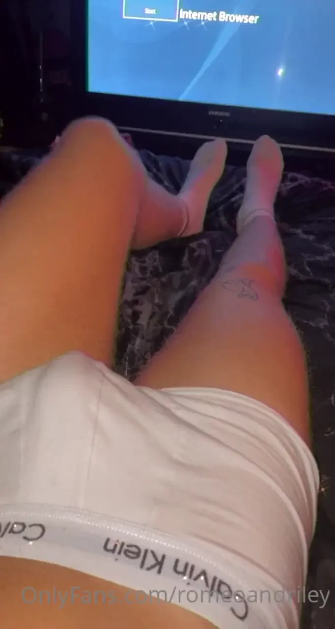 Can t sleep too horny let s sext get in the dm s now 