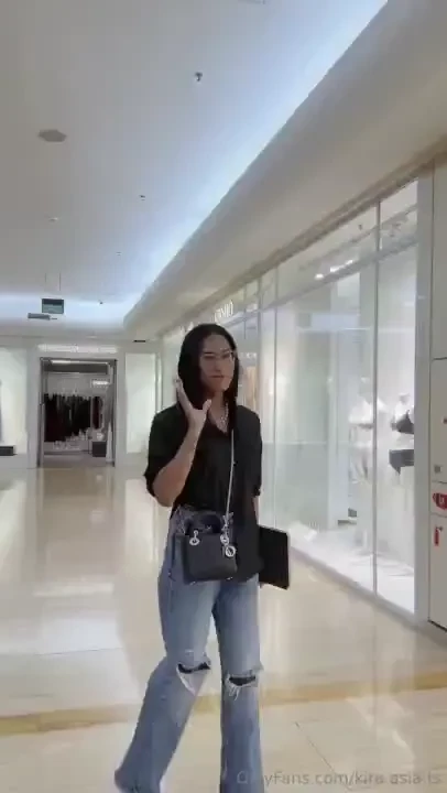 Step into the shopping atmosphere with me 