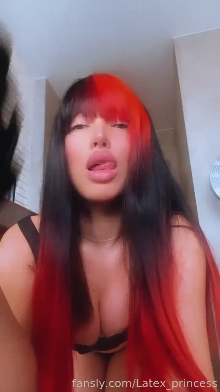 Tell me honestly what do you think of me fyp selfie latex mistress 