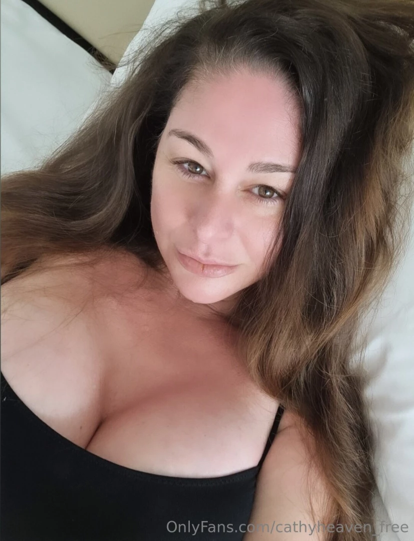 Kisses from london guys join my vip onlyfans to chat with me and watch 