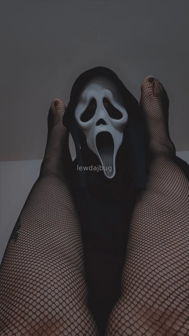 Oh no please don t kill me mr ghostface i want to be in the sequel 