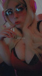 I can be your cute gamer girl gf