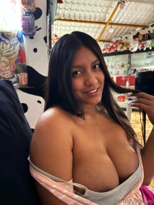 Mis enormes tetas necesitan ser mamadas yaaa
