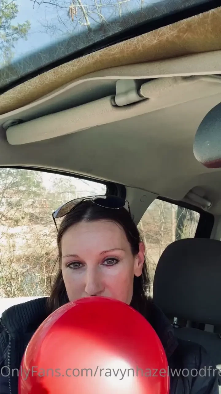 Love playing with balloons in the car 