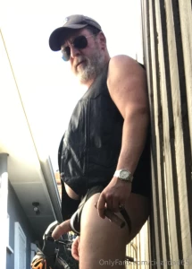 You have the opportunity to pin your dad to the fence with your hungry