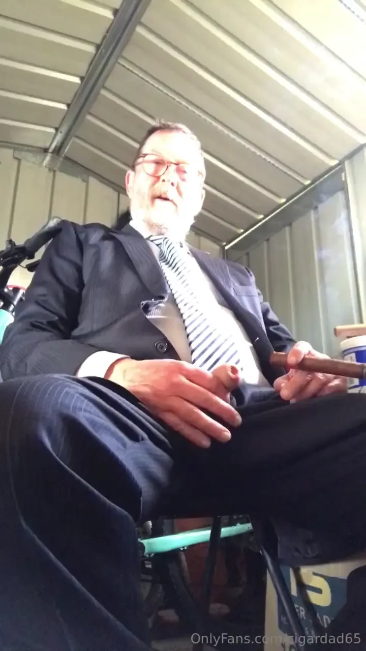 Dad got a bit frisky after a couple of scotches entree oral blowjob 