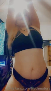 Shaking my ass and moving my hips for you