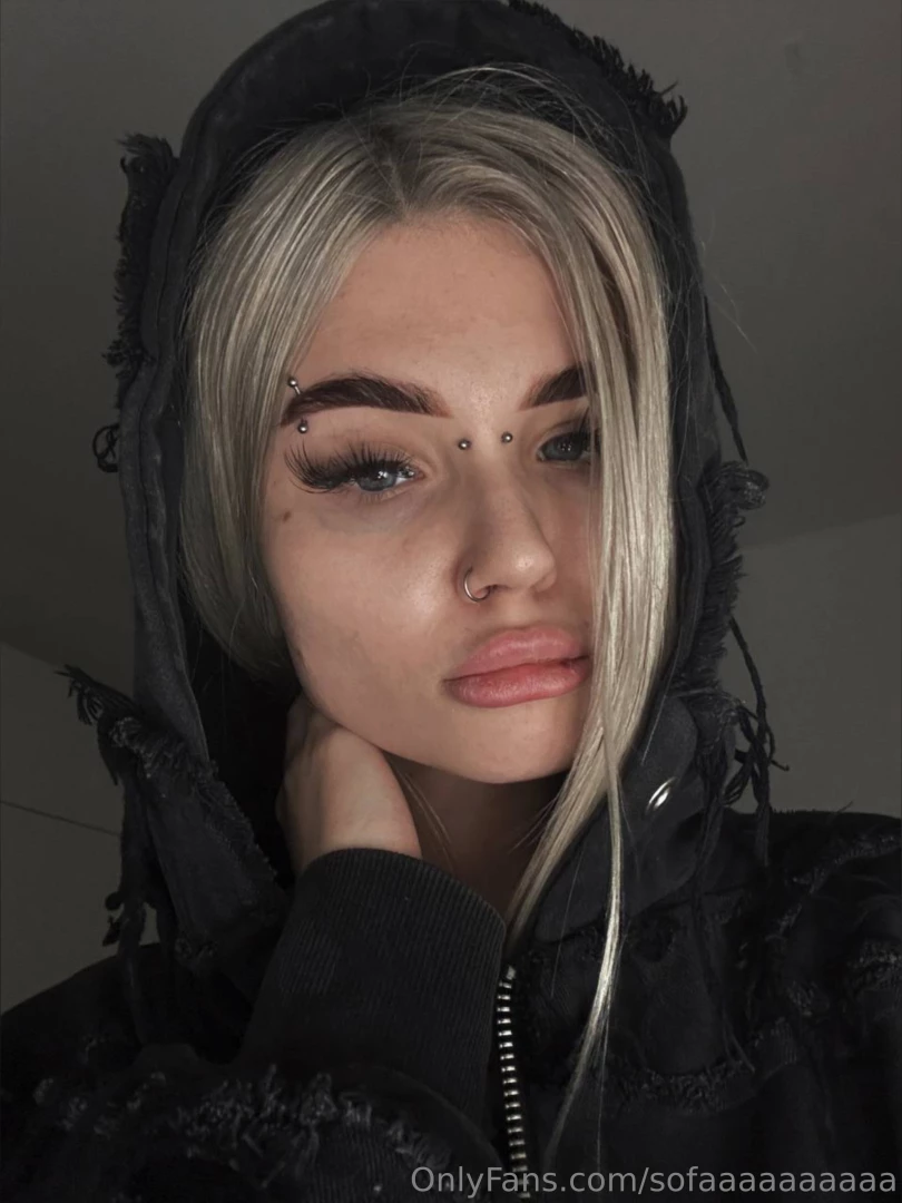 A girl should express her beauty to the maximum do you agree with me 