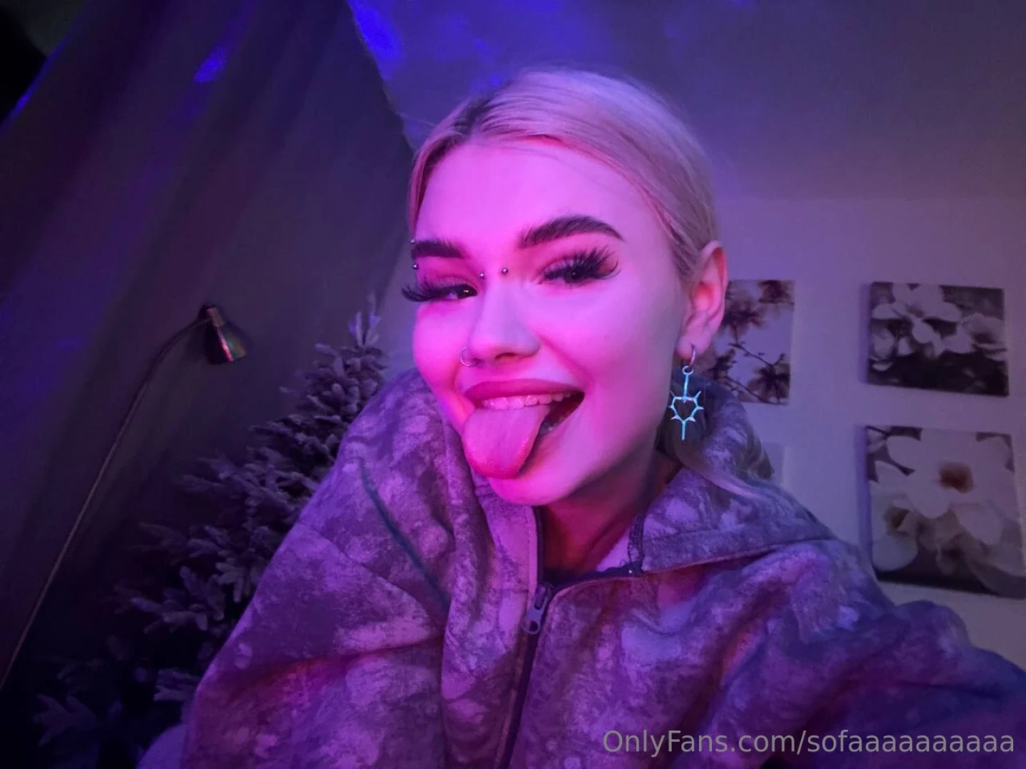 Do you like it when your girlfriend is happy and smiling 