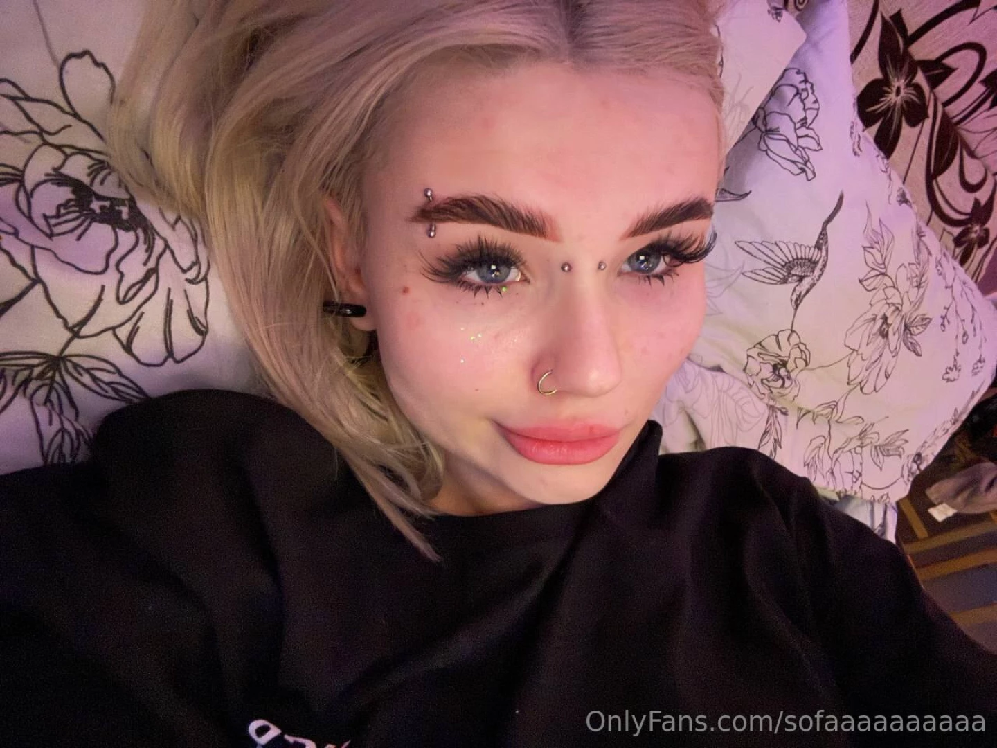 Beautiful and gloomy makeup or just a cute face without makeup 