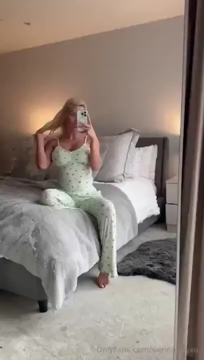 Happy sunday babes xx fancy playing a little game 