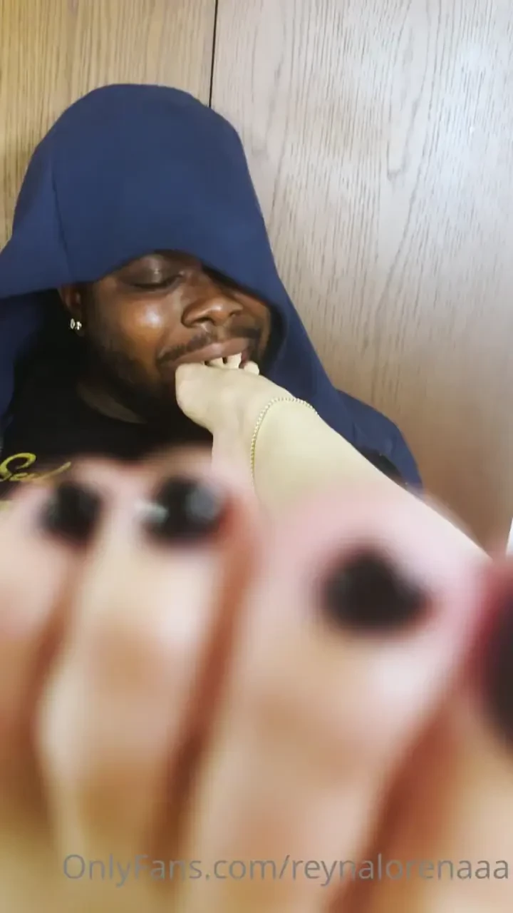 Put my whole foot in ur mouth and suck out all my sweaty juices from 