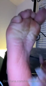 Rub your dick on my soles moisture my feet with your cum