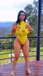 Papi quieres apretarle los cachetes a pikachu