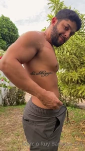 Aqui n jardim de casa