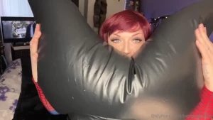 Watch as loona pop fights this inflatable orca head scissors bum