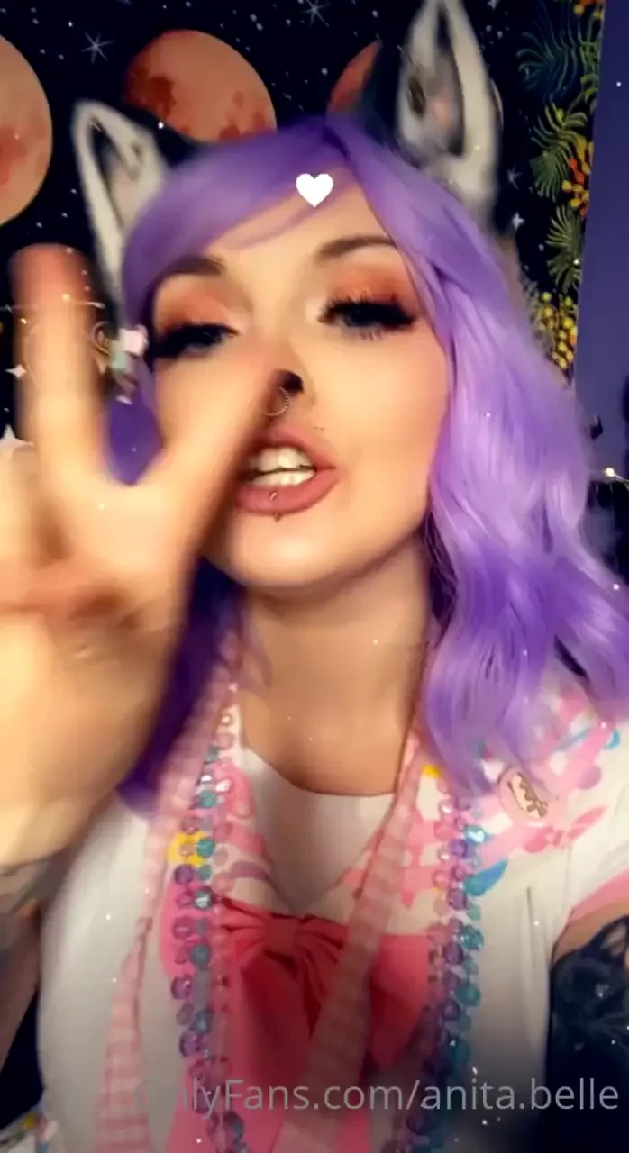 A sexy fox lip-syncs 