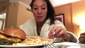 Haha i forgot i made this video a joi as i eat a hamburger in my hotel