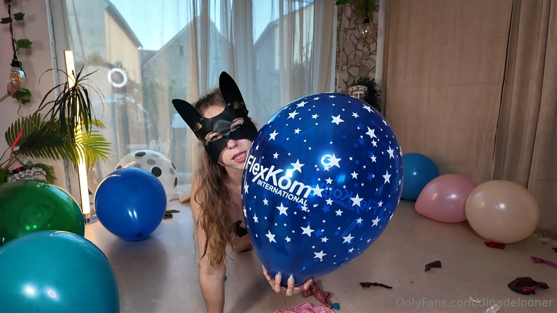 German loonergirl nbsp cat-mask sharp nails bubble gum and balloons 