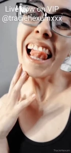 I m live right now in my vip come hang out 40 off while im streaming