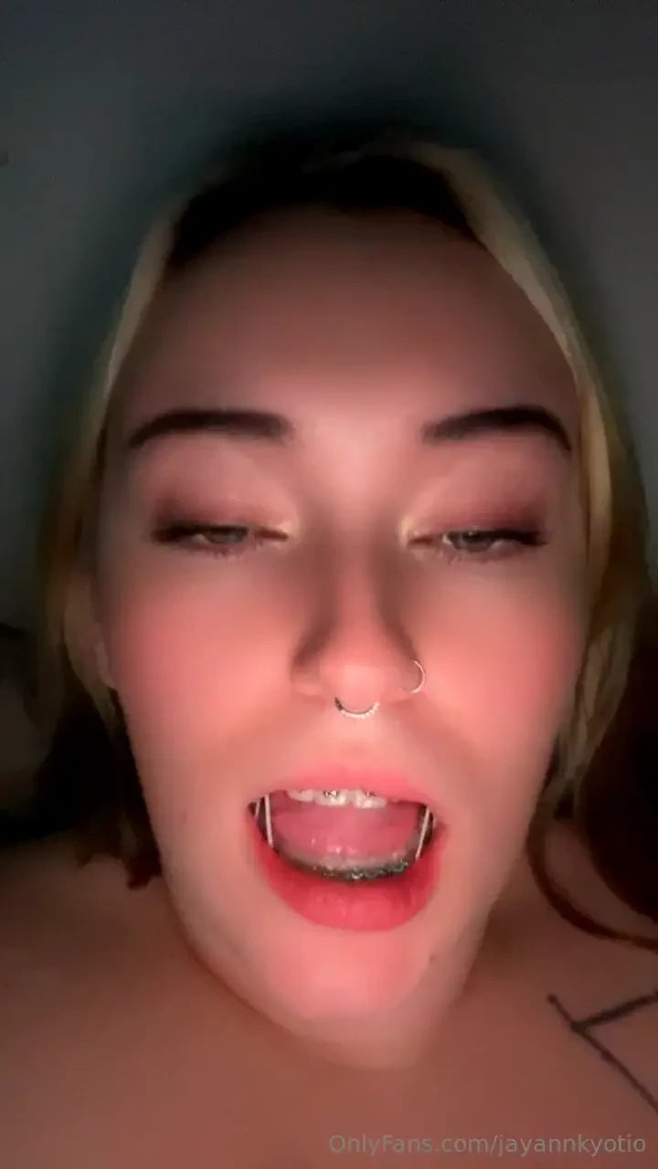 Do you wanna see whats happening behind the camera 