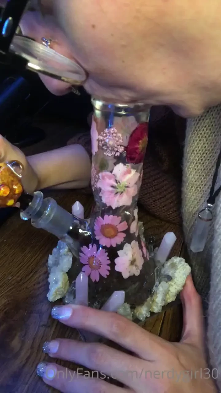 Trying to smoke with my fake nails 