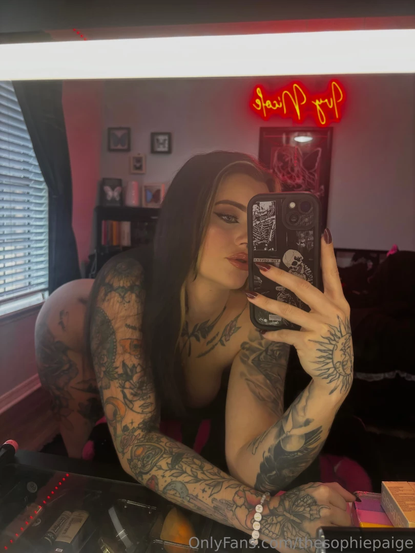 Ivynicolex is giving you a show are you ready 