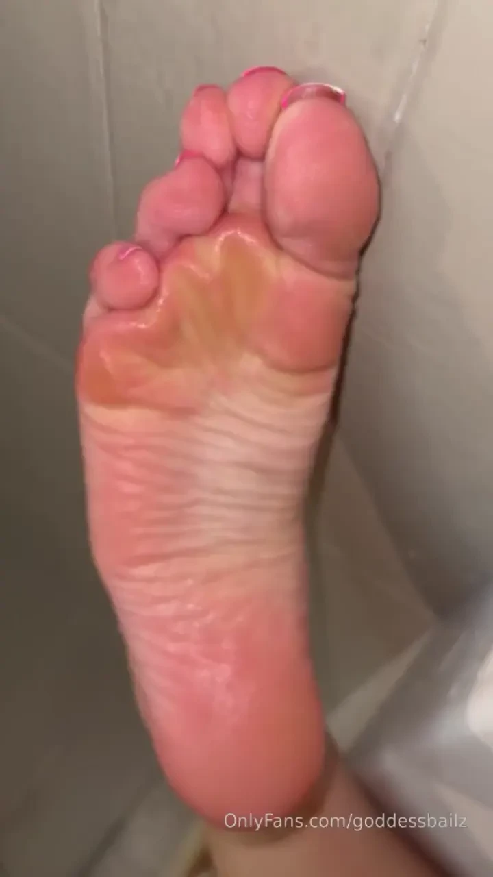 Behold big wet soles 