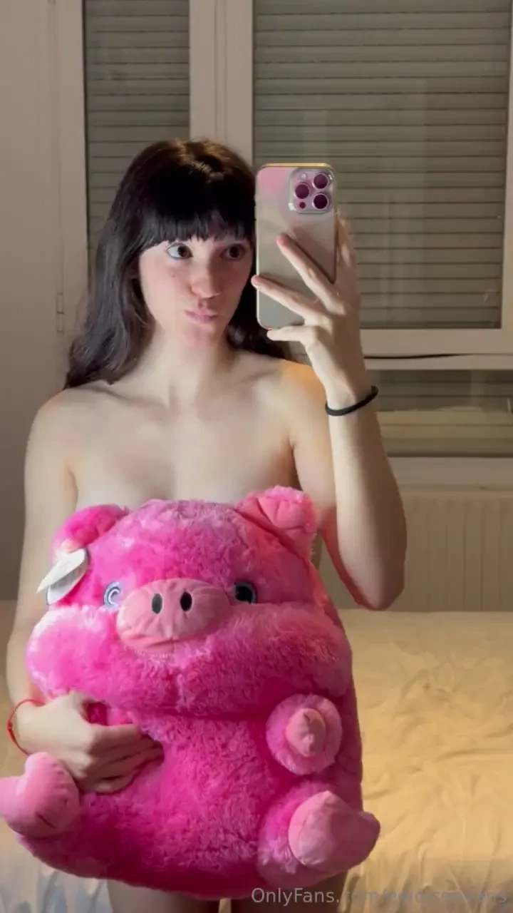 If you can guess what i m wearing behind the teddy bear i ll send you 