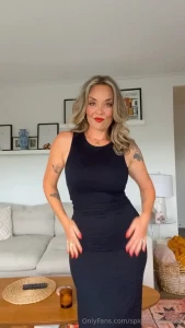 What about a more glam look this chic black dress looks very sexy and