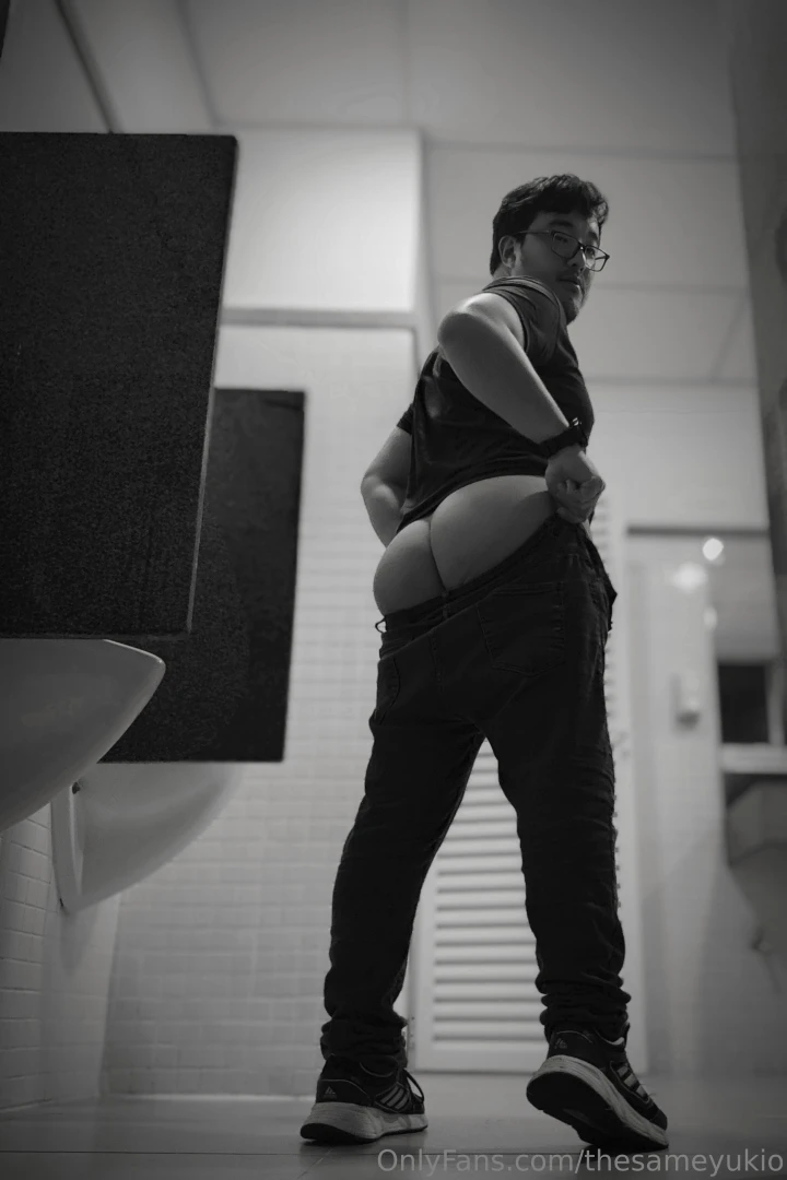 B amp w pics in the b-word room how can of forbid a common place like part 1 