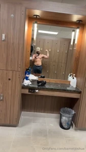 Who wants an exclusive look into my life message me to find out more