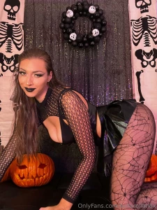 Boo cum show me a treat and i ll show you my tricks