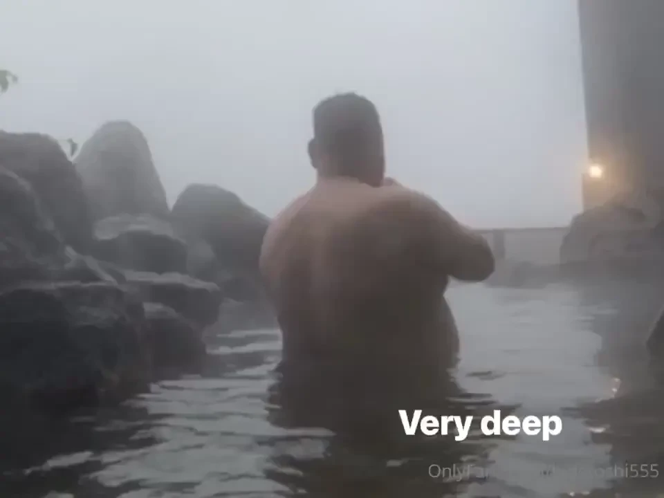 I like the first empty hot spring bath in the morning 