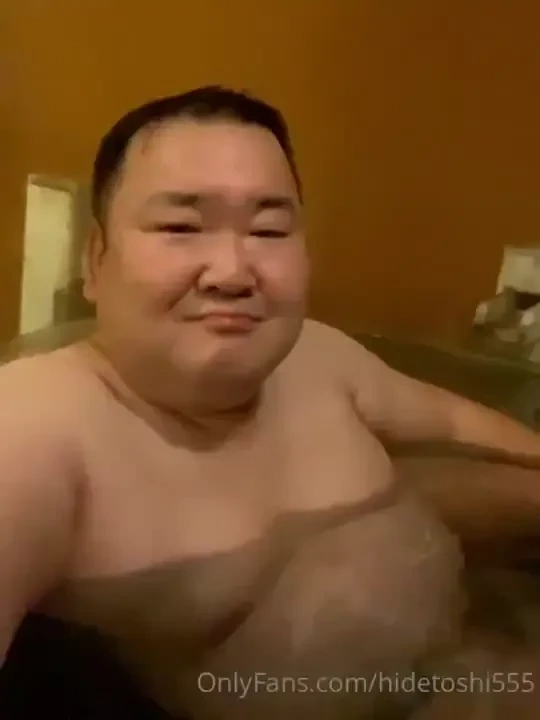 I m at a hot spring at the foot of mt fuji 