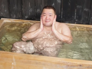 I have a lot of pictures of taking a bath so i would like to publish part 4