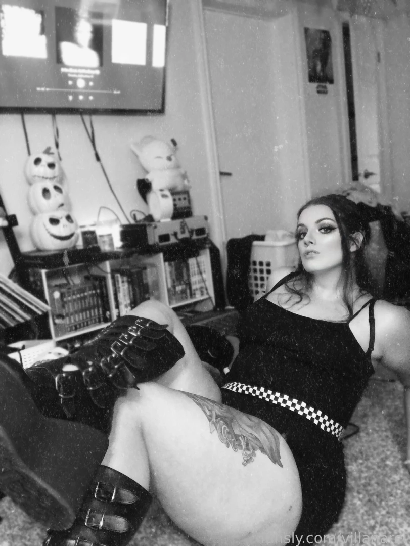 Don t pretend like you wouldn t do anything for the chance to lick my 