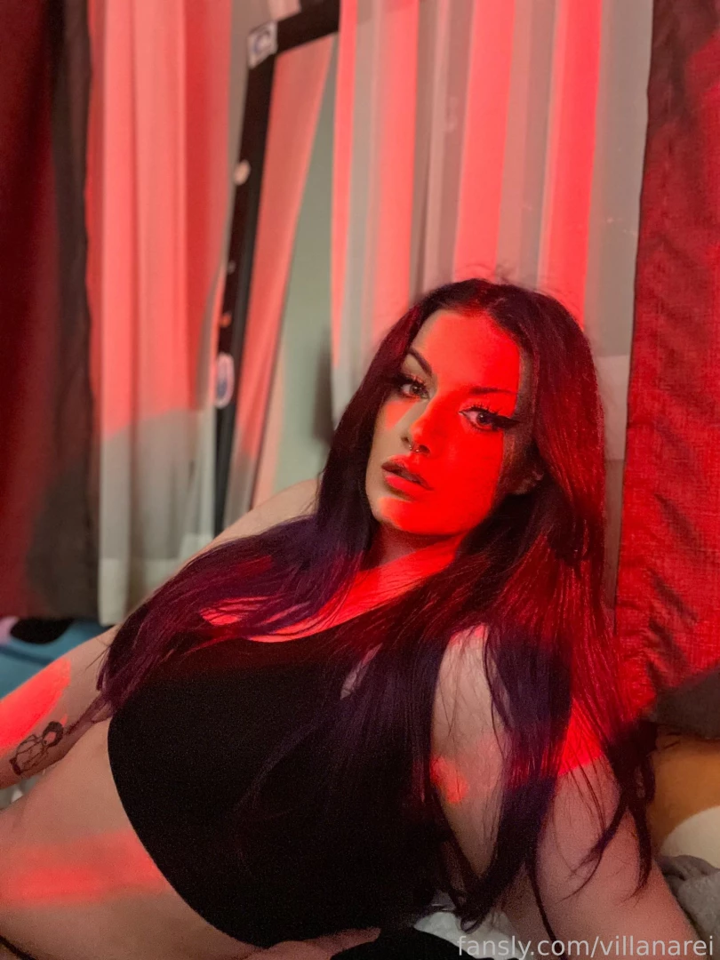 I look good in red fyp tall tallgirl alternative goth gothgirl thicc 