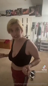 My booty don t jiggle jiggle - it s flat