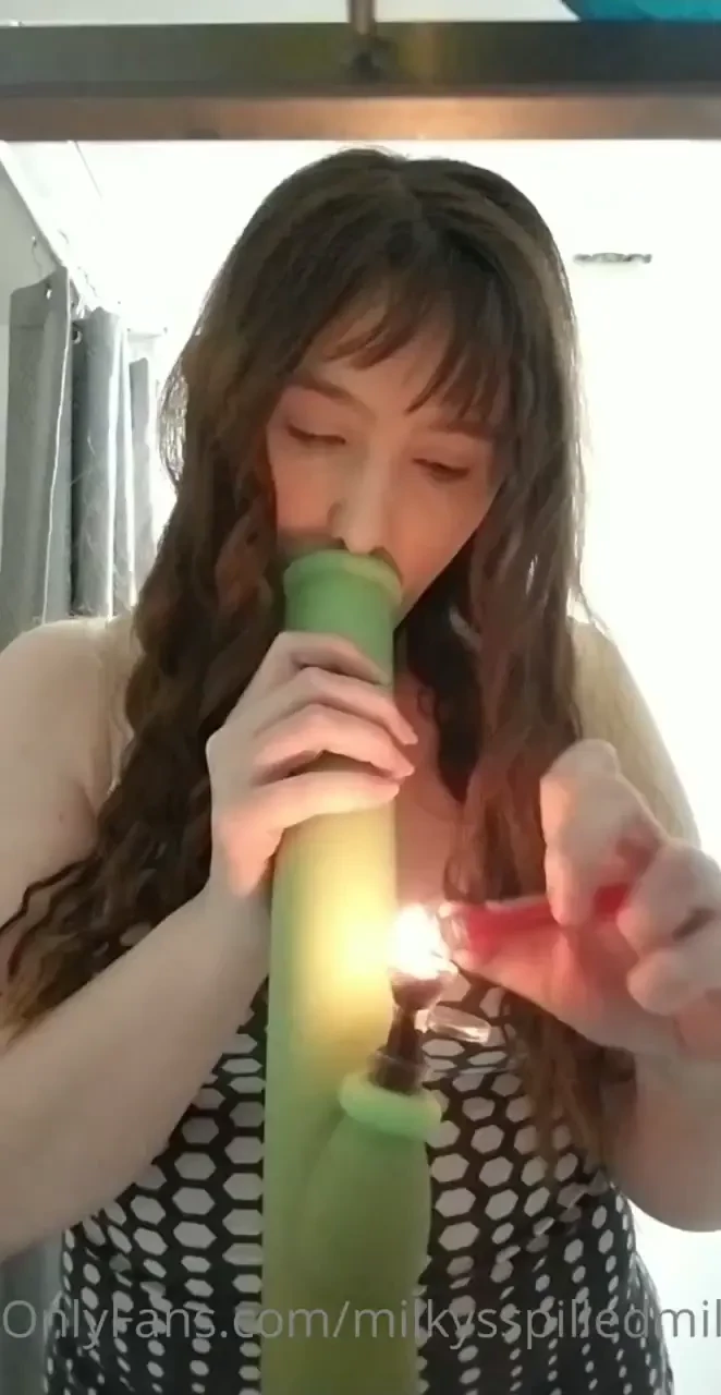 Here is me taking some dabs and bong rips shatter turns me on but each 