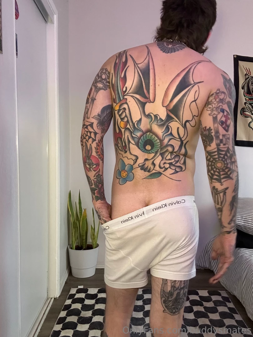 Message me and you ll see me without my underwear 