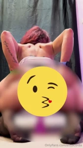 Guardami come cavalco il mio bel dildone e godi insieme a me
