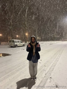 It s so cold here but i m still walking shall we have a cup of coffee