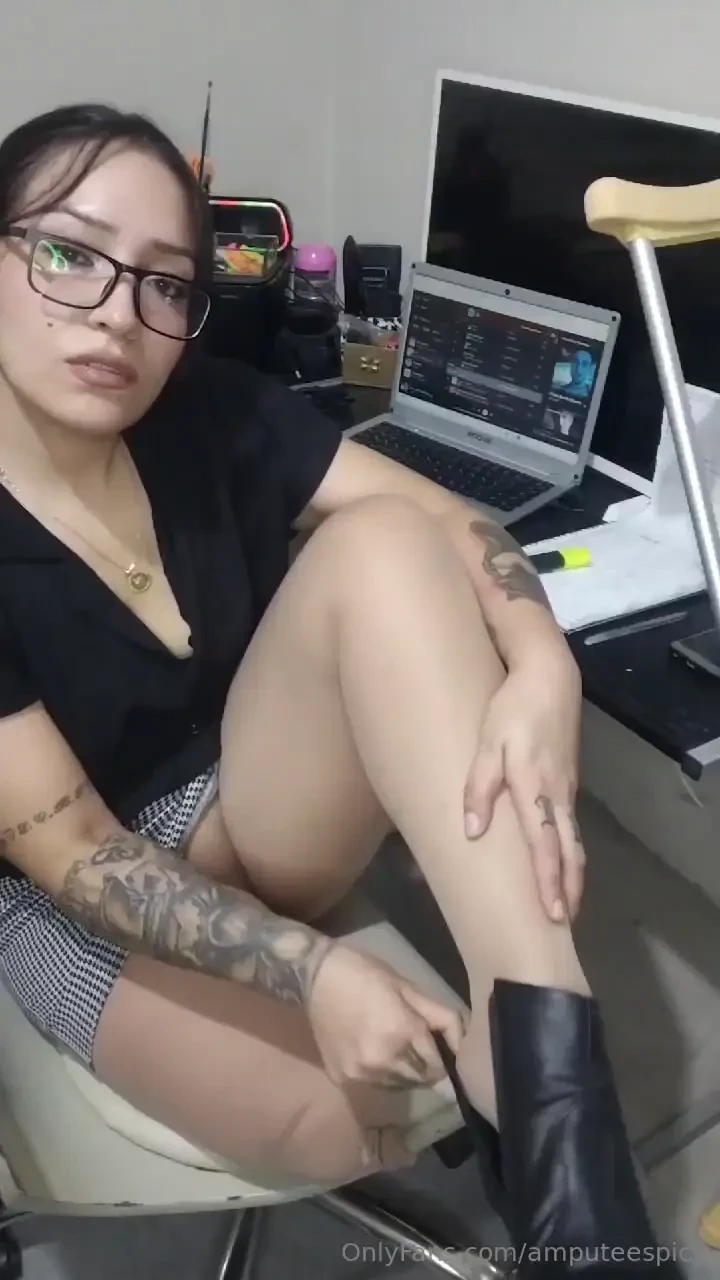 Monday mode at the office this pretty secretary is recorded for 10 57 