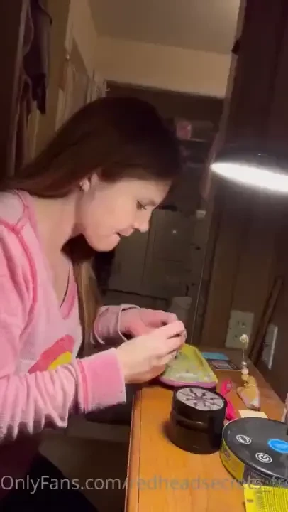 Rolling a honey blunt i do this naked on my other page part 1 